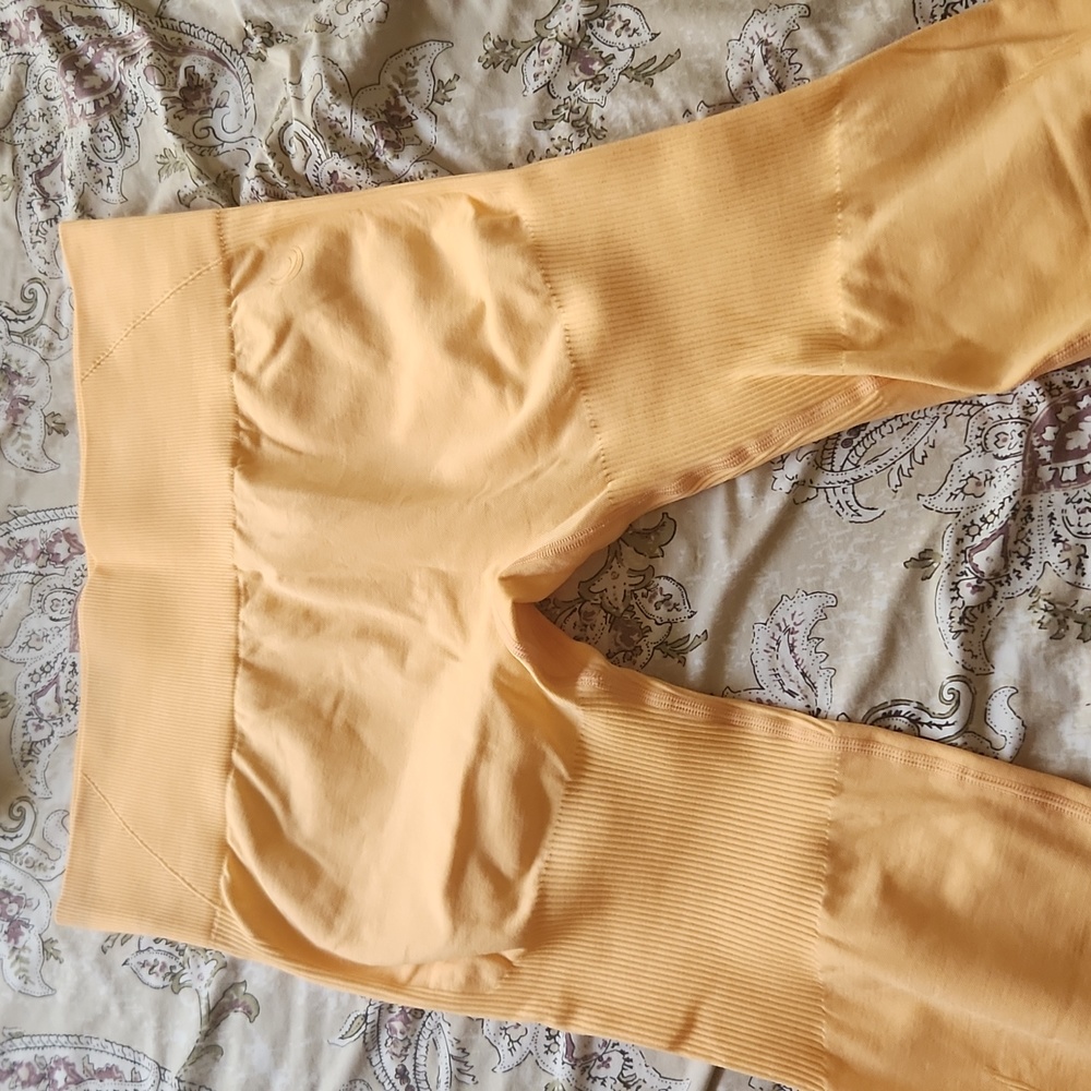 LAZULI SCRUNCH CONTOUR leggings The color is like a peachy orange. NWT